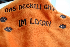 Preview: Katzen - Kuscheldecke mit Bestickung