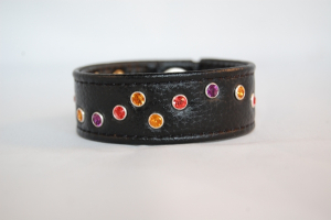 Lederarmaband mit Swarovski-Steinen