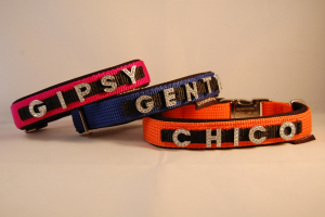 Halsband mit Strassbuchstaben