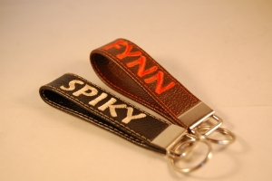 Preview: Schlüsselanhänger aus Leder mit Wunschbestickung