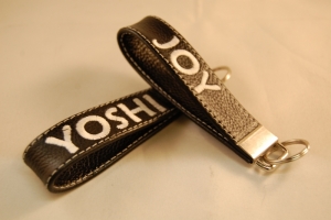 Preview: Schlüsselanhänger aus Leder mit Wunschbestickung