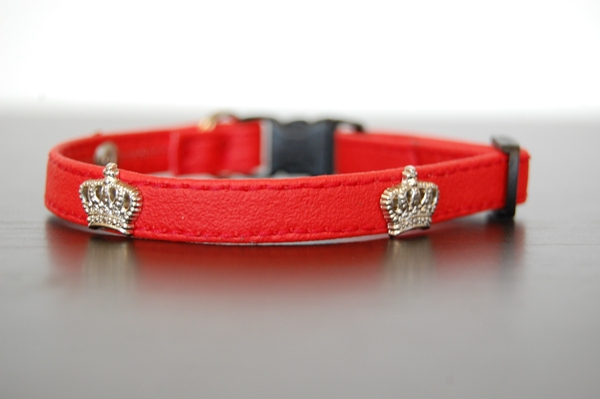 Katzenhalsband aus Kunstleder mit Krönchen
