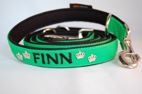 Halsband bestickt mit Krone u. Nieten