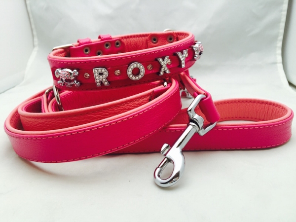 Lederhalsband mit Strassbuchstaben