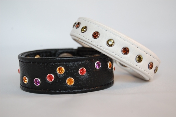 Lederarmaband mit Swarovski-Steinen