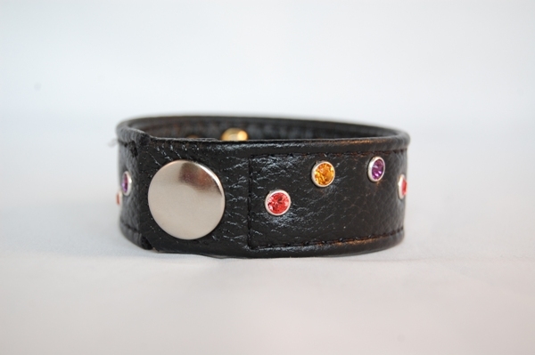 Lederarmaband mit Swarovski-Steinen