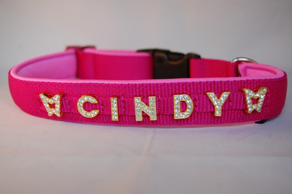 Halsband mit Strassbuchstaben